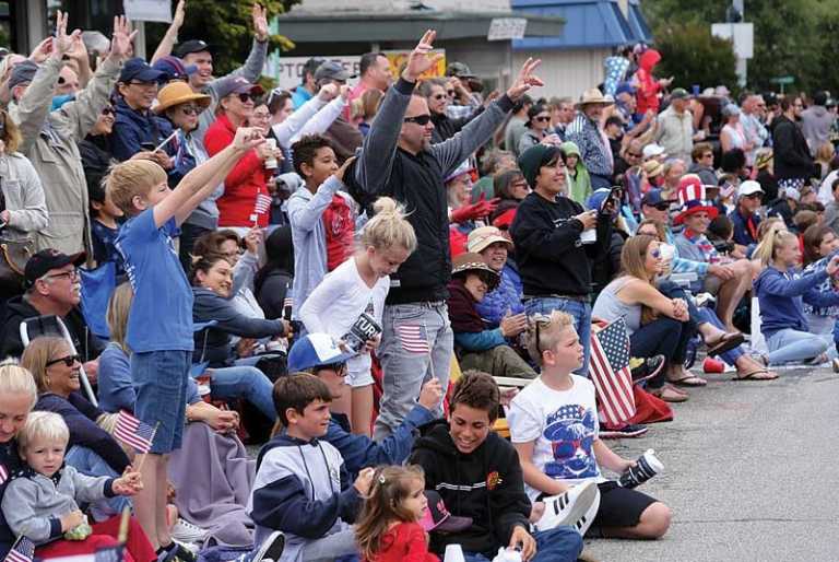 Thousands pour into Aptos for World's Shortest Parade