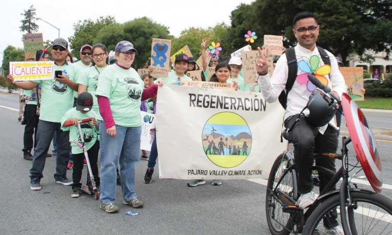 Regeneración honored by Mayor in Fourth parade