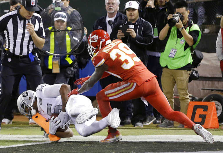 Raiders eke out 31-30 win over Chiefs on Carr's late TD pass