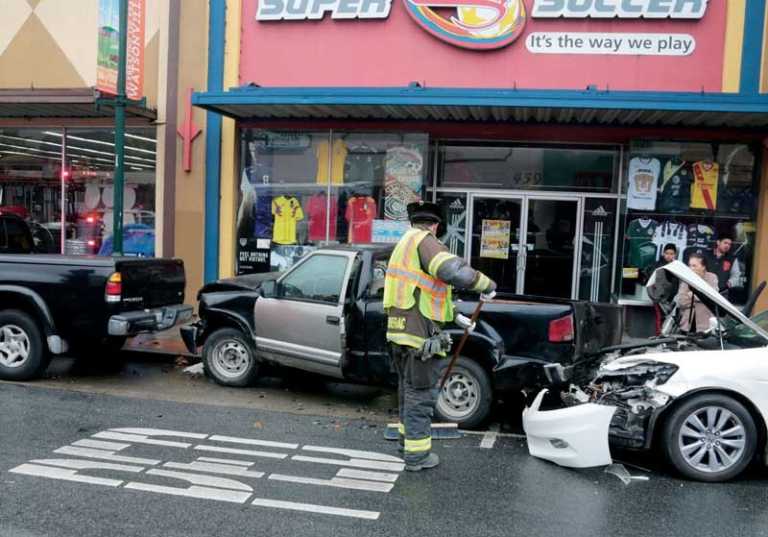 PHOTO: 4-car crash shuts down 3 lanes of Main Street