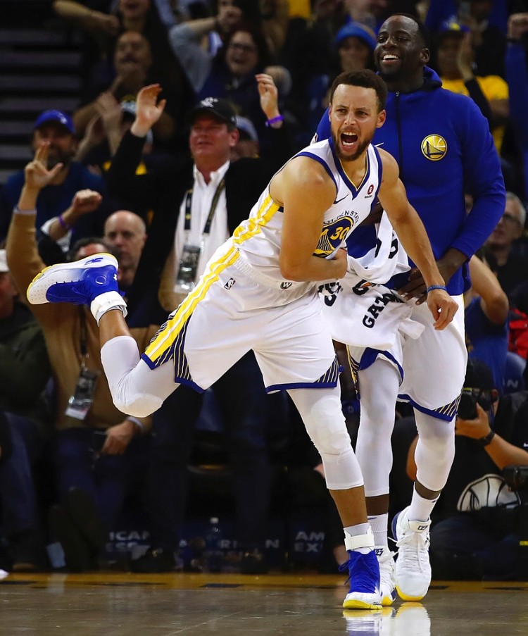 Curry goes off again, Warriors top Nuggets for 5th straight