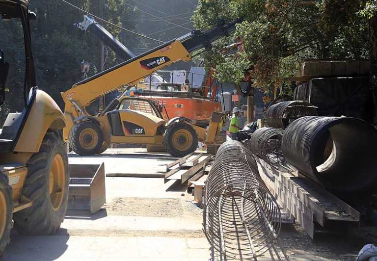 PHOTO: Valencia Road bridge work continues