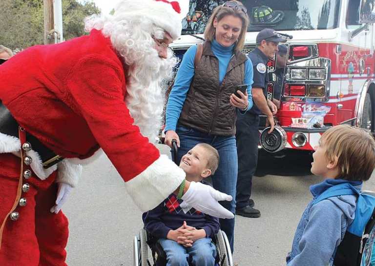 PHOTO: Aptos community celebrates tree lighting