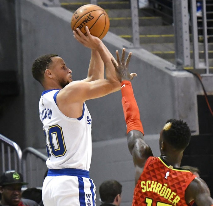 Curry tweaks ankle, has 28 as Warriors top Hawks