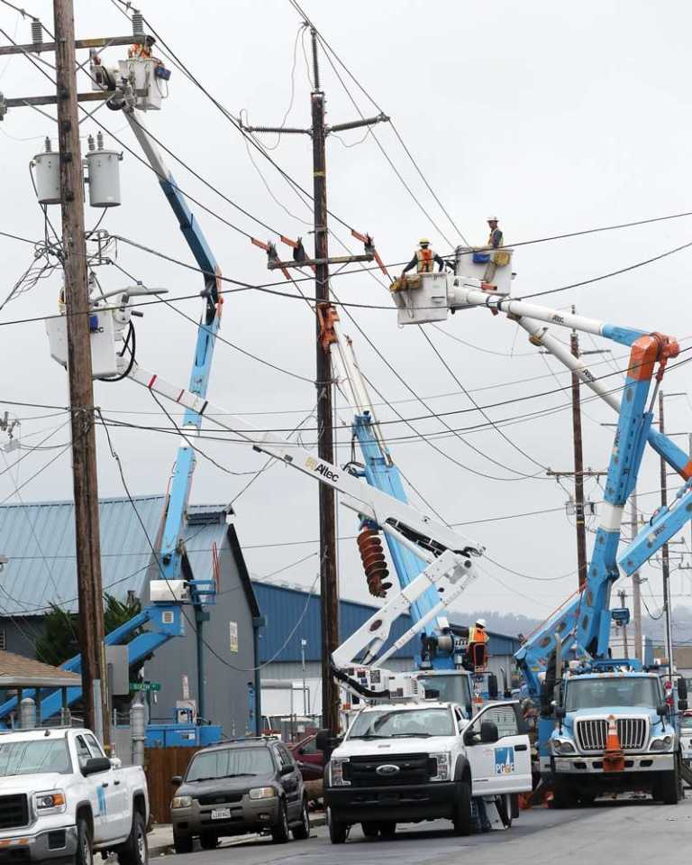 Crash blots out power to 542 customers