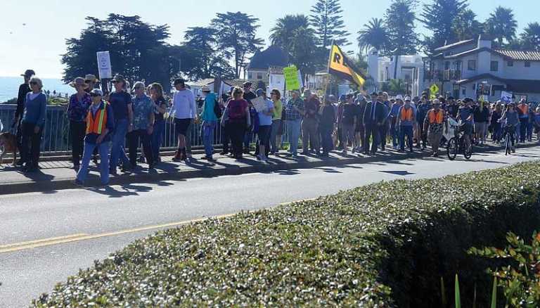 PHOTO: Marchers protest offshore drilling plan