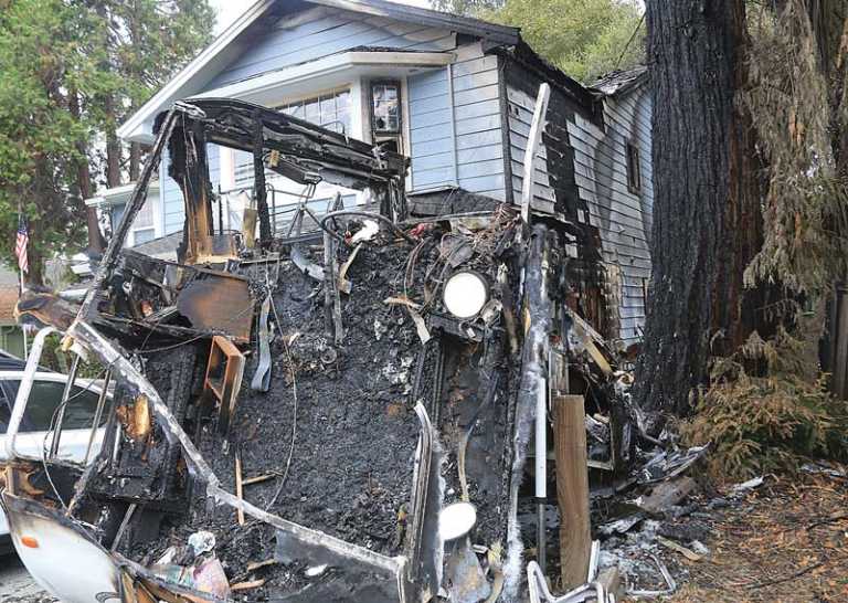 House, two vehicles devoured by flames