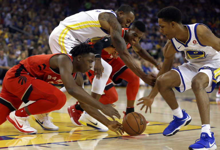 Curry, Durant hit key 3s late, Warriors hold off Raptors