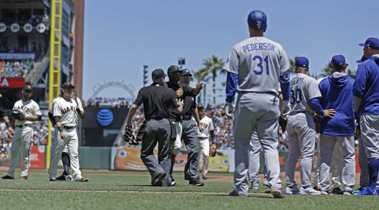 Cueto, Grandal work out differences after benches cleared