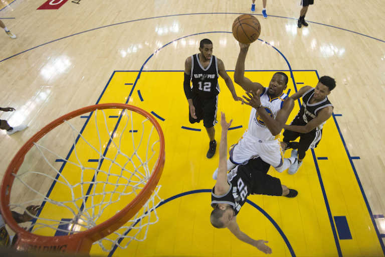 Warriors rally for 113-111 win after Spurs lose Leonard