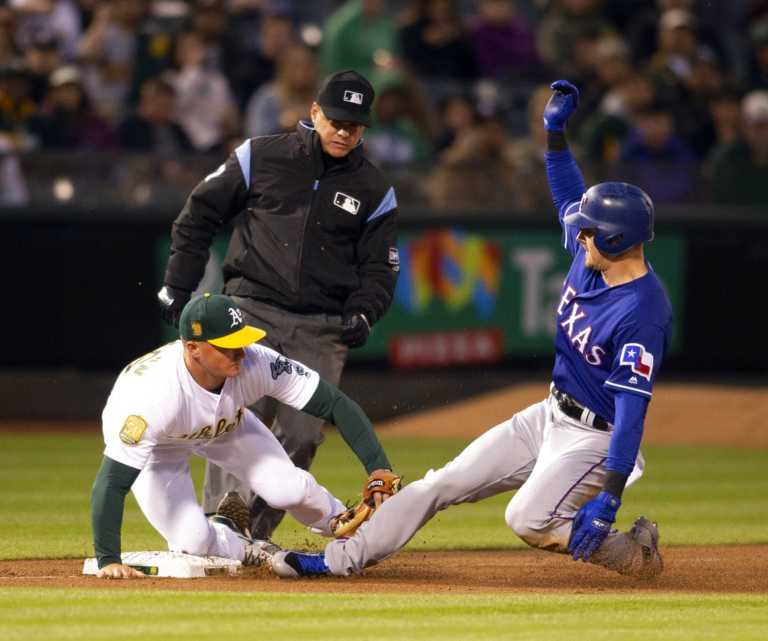 Hamels pitches Rangers to 4-1 win over A's