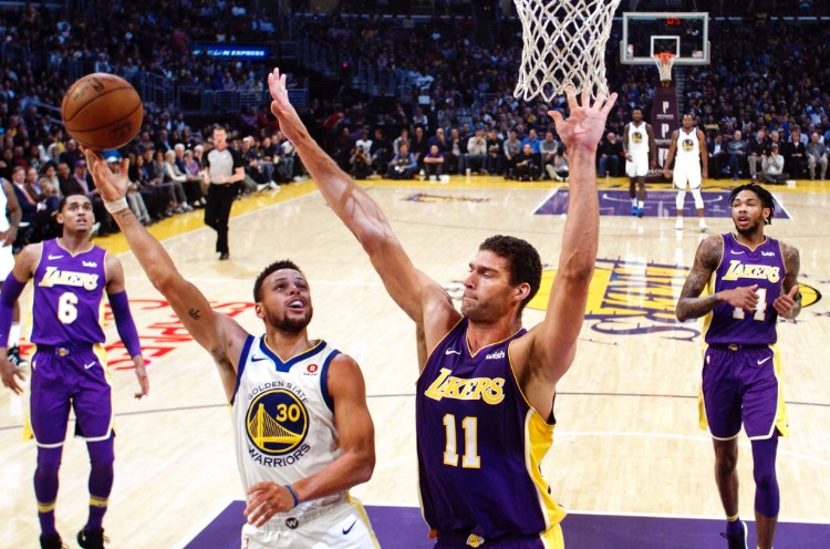 Curry comes through in OT, Warriors outlast Lakers 127-123