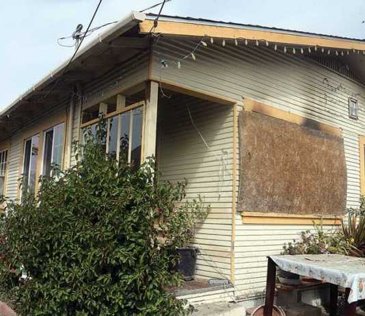 PHOTO: 4 displaced in house fire