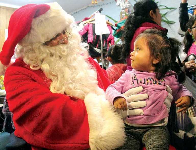 Casa de la Cultura holds annual Christmas giveaway