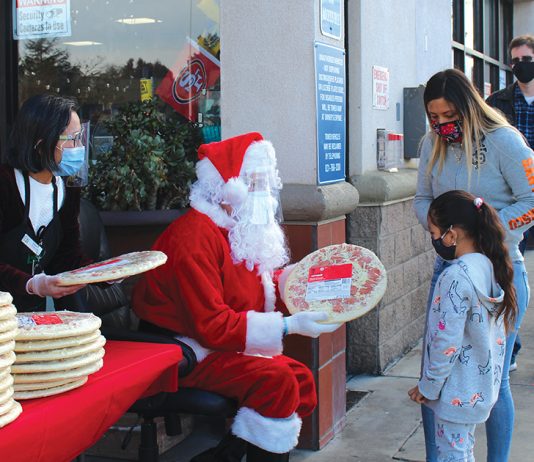 7-Eleven hands out hundreds of free pizzas on Christmas Eve sherry dang pizza giveaway