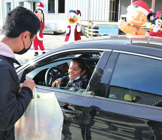 Casa de la Cultura holds annual Christmas giveaway