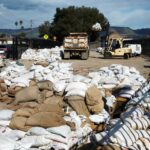 Image for display with article titled PHOTO: Sandbags pile up in Watsonville