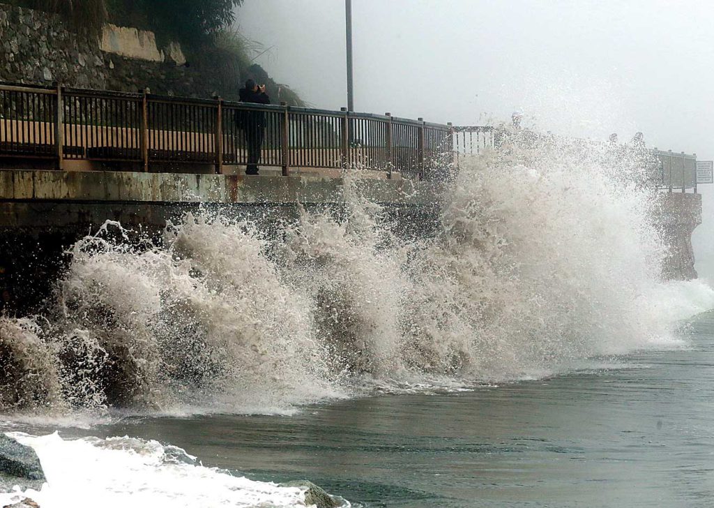 Image for display with article titled King tides on the horizon