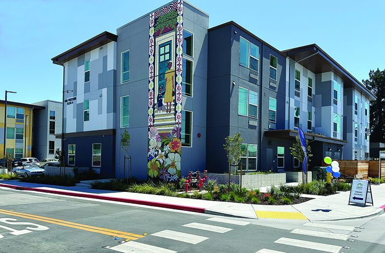 Image for display with article titled Watsonville Celebrates New Housing Complex