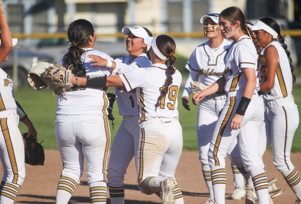 Image for display with article titled ‘Catz Pounce on Gonzales to Capture Mission Division Crown | High School Softball
