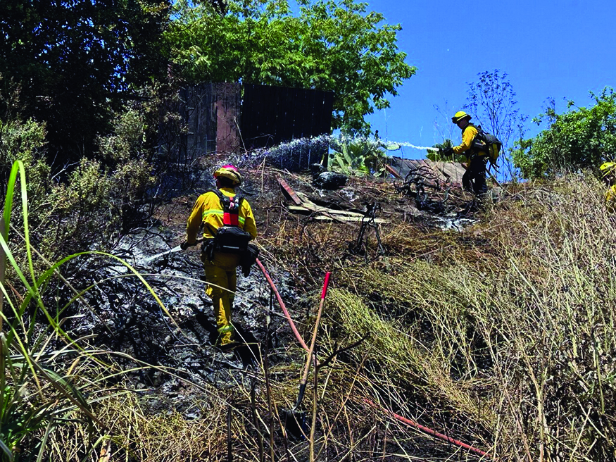 Image for display with article titled Watsonville Firefighters Quickly Quell Fire
