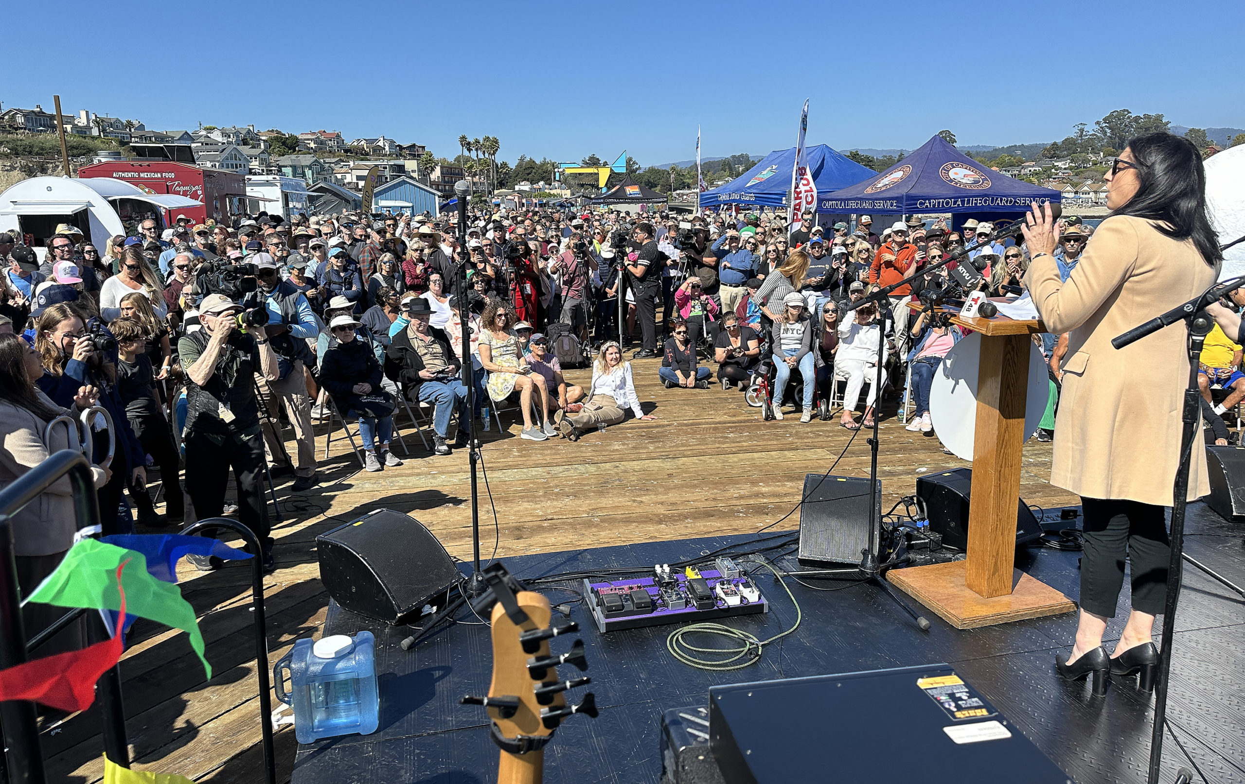 Image for display with article titled Huge Crowds Gather at Rebuilt Capitola Wharf