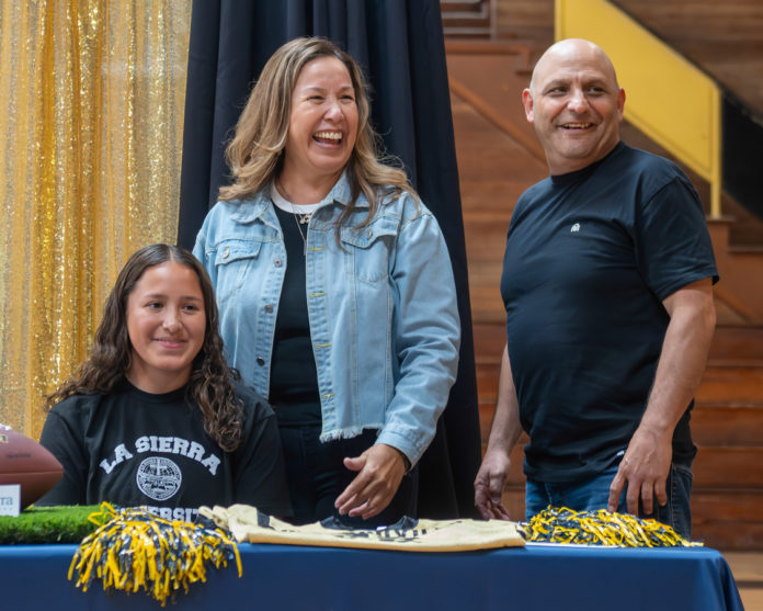 paj2519 Brianna Leon signs NLI-web-2