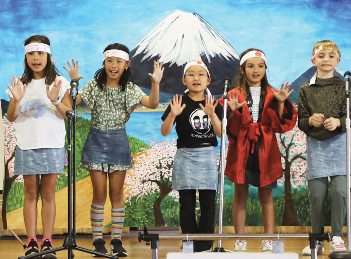 Kokoro no Gakko Five children performing on stage