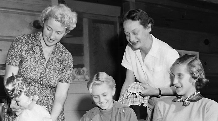These folks prepare for an exhibit at Salsipuedes School by the PTA on Oct. 20, 1955